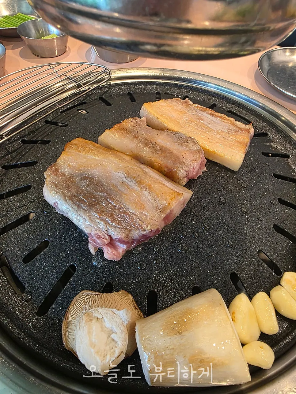 店员亲自代烤五花肉