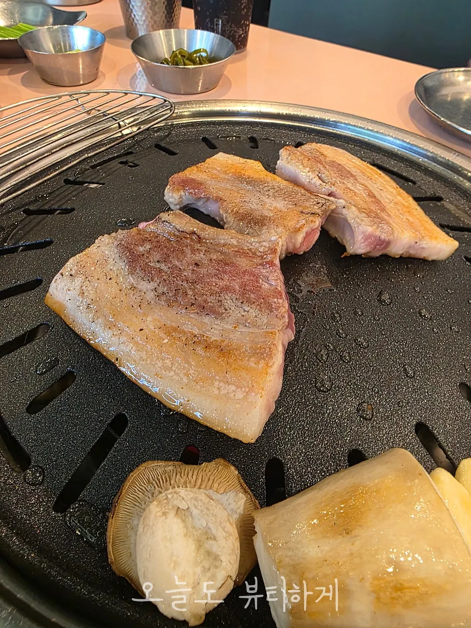 正在烤制中的厚切五花肉断面