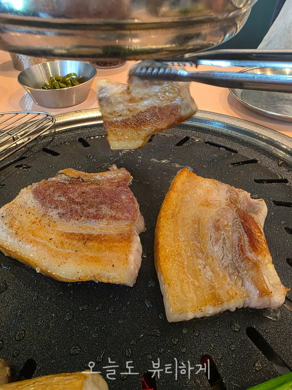 烤至金黄的五花肉