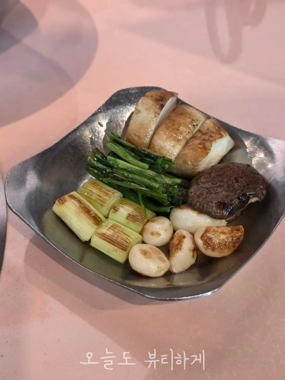 米饭、五花肉与泡菜汤的一整套餐