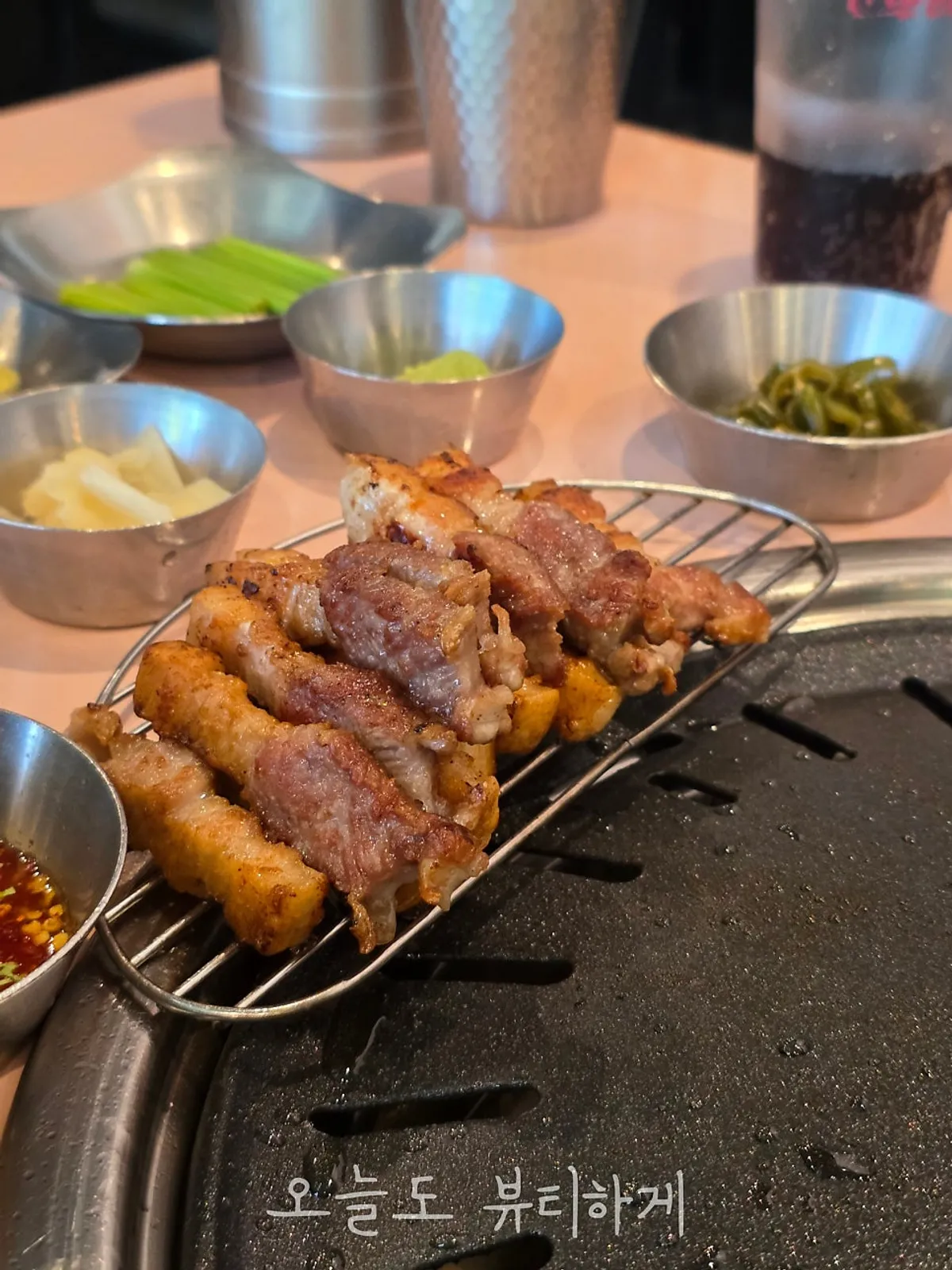 放在保温台上的烤五花肉