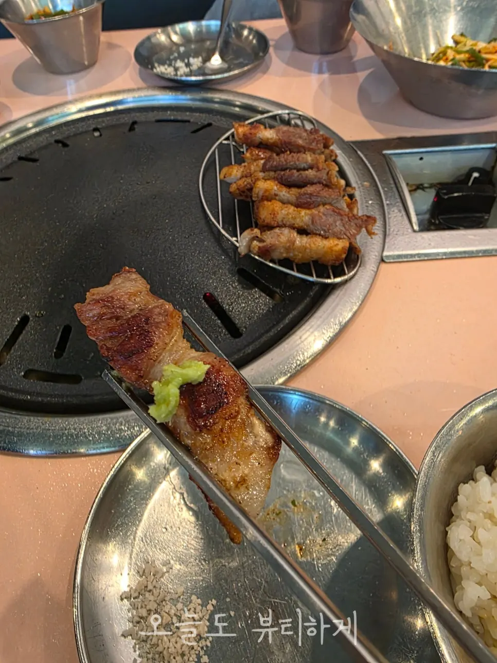 蘸上芥末的一片五花肉