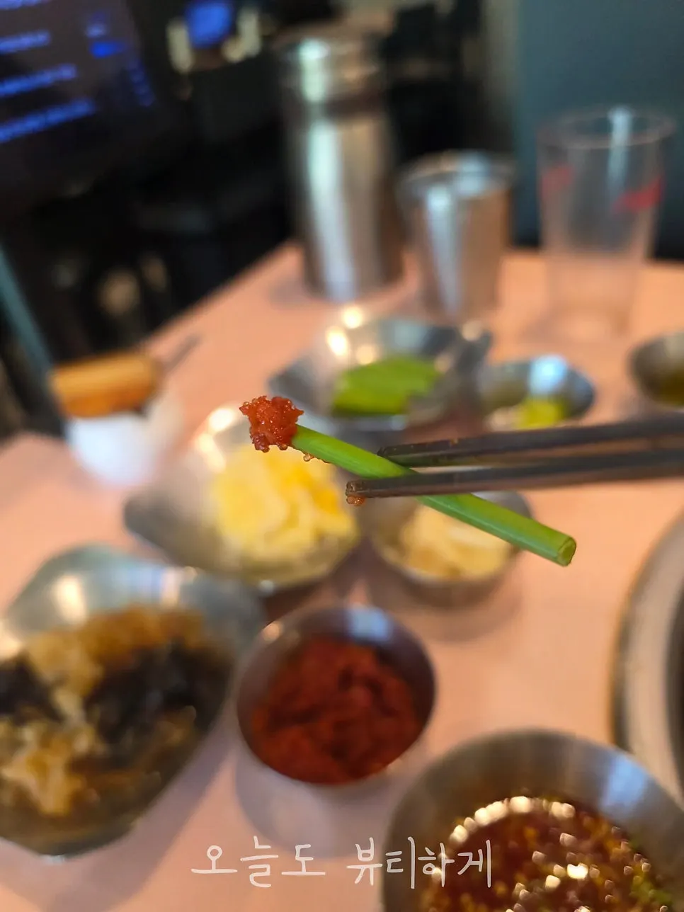 搭配配菜享用的五花肉餐桌