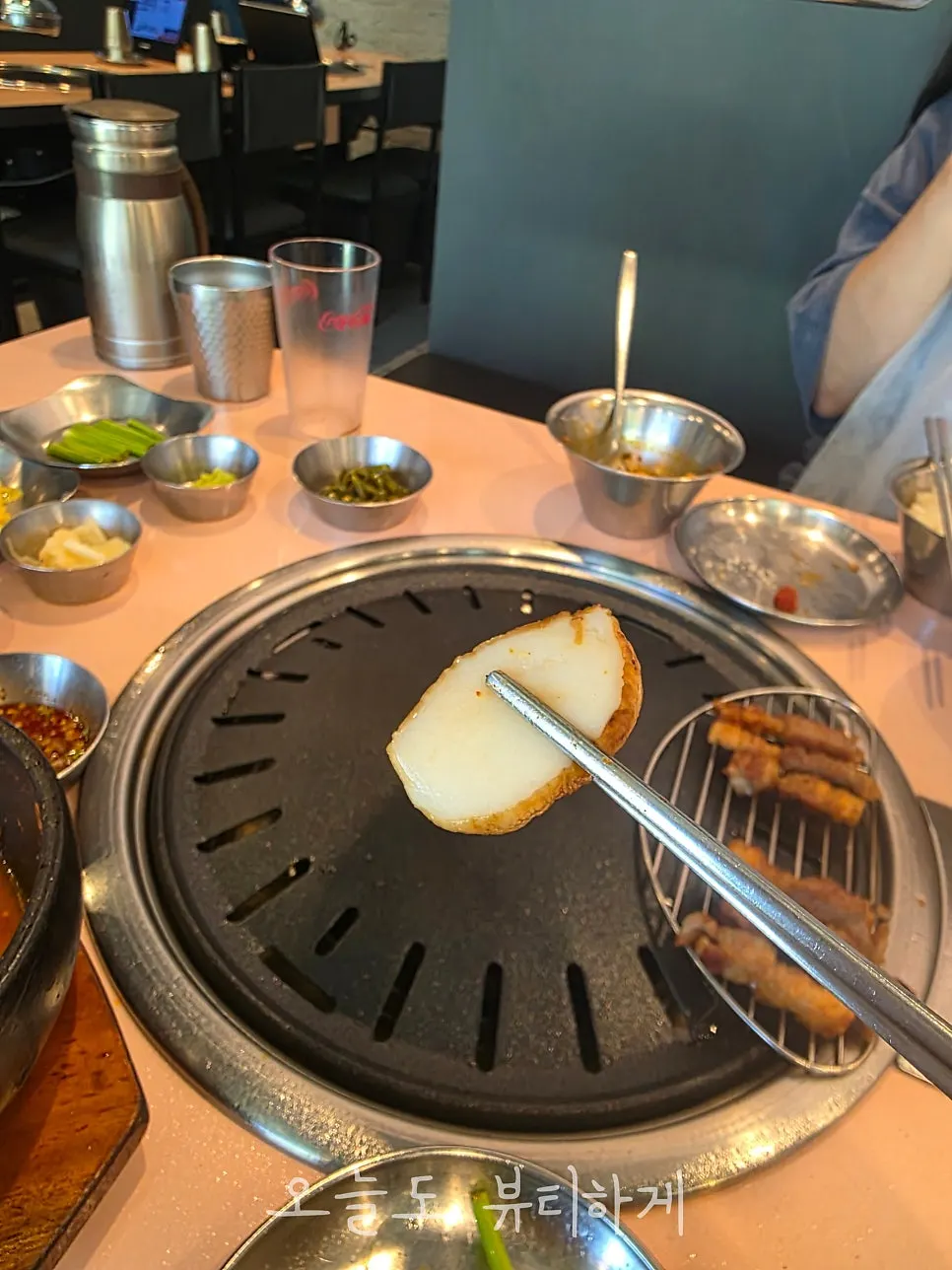 用餐接近尾声的深山猪公寓餐桌