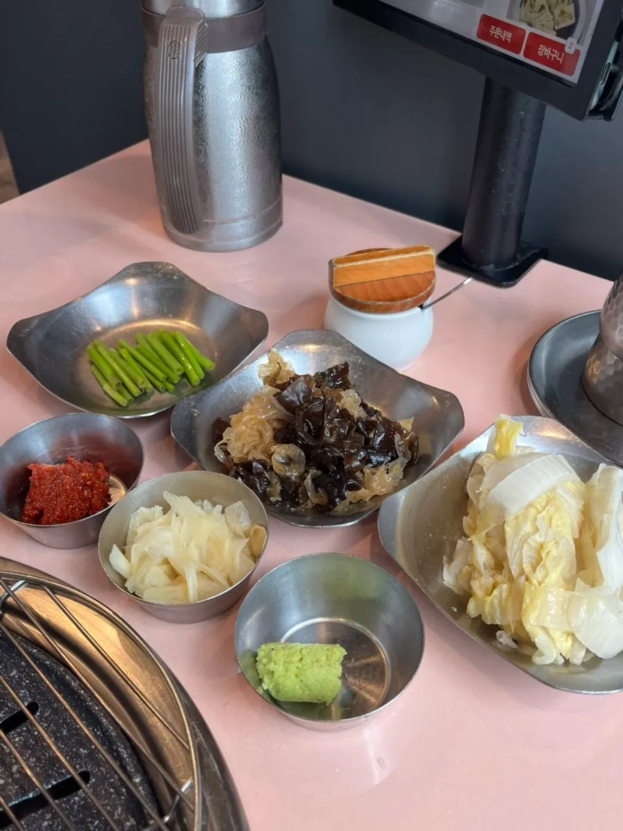 돼지맨숀 정갈한 밑반찬 상차림