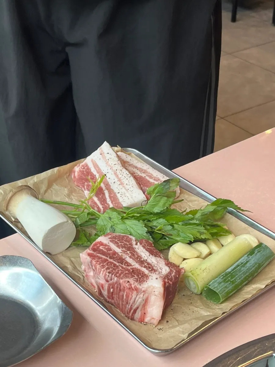 주문한 한돈 삼겹살과 이베리코 목살