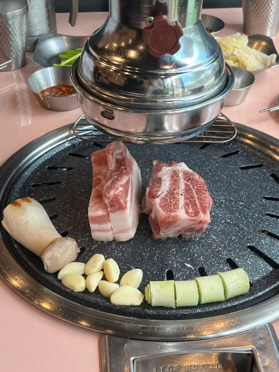 삼겹살과 목살을 함께 굽는 불판