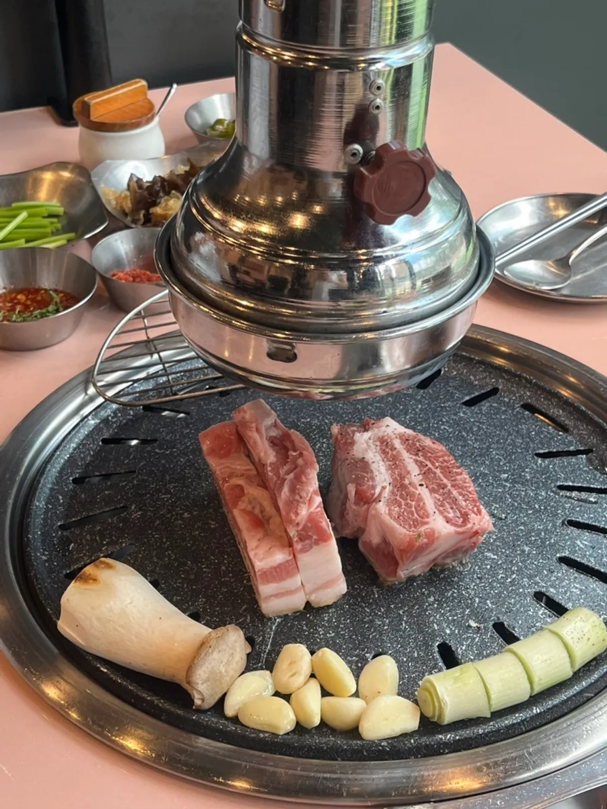 먼저 익어 나온 구운 삼겹살