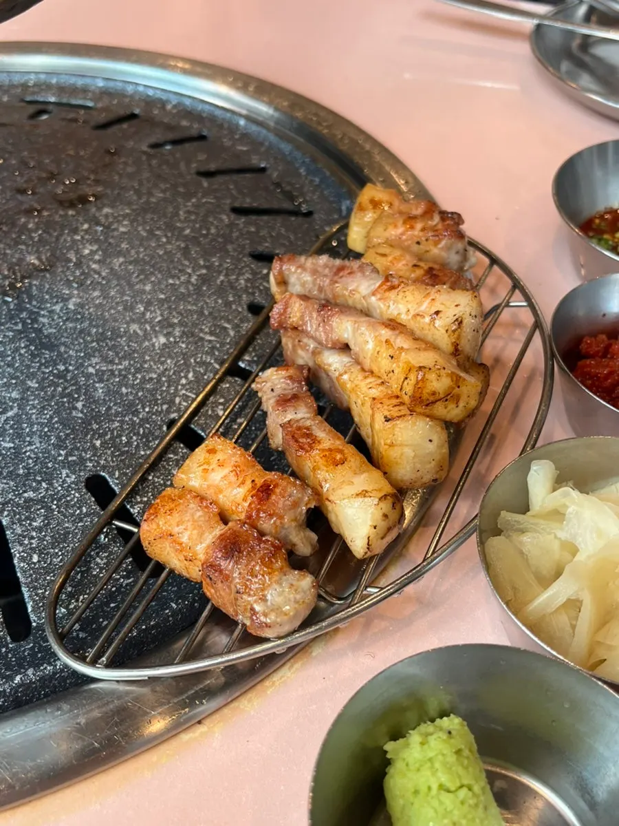 레스팅한 이베리코 목살 구이 한 점