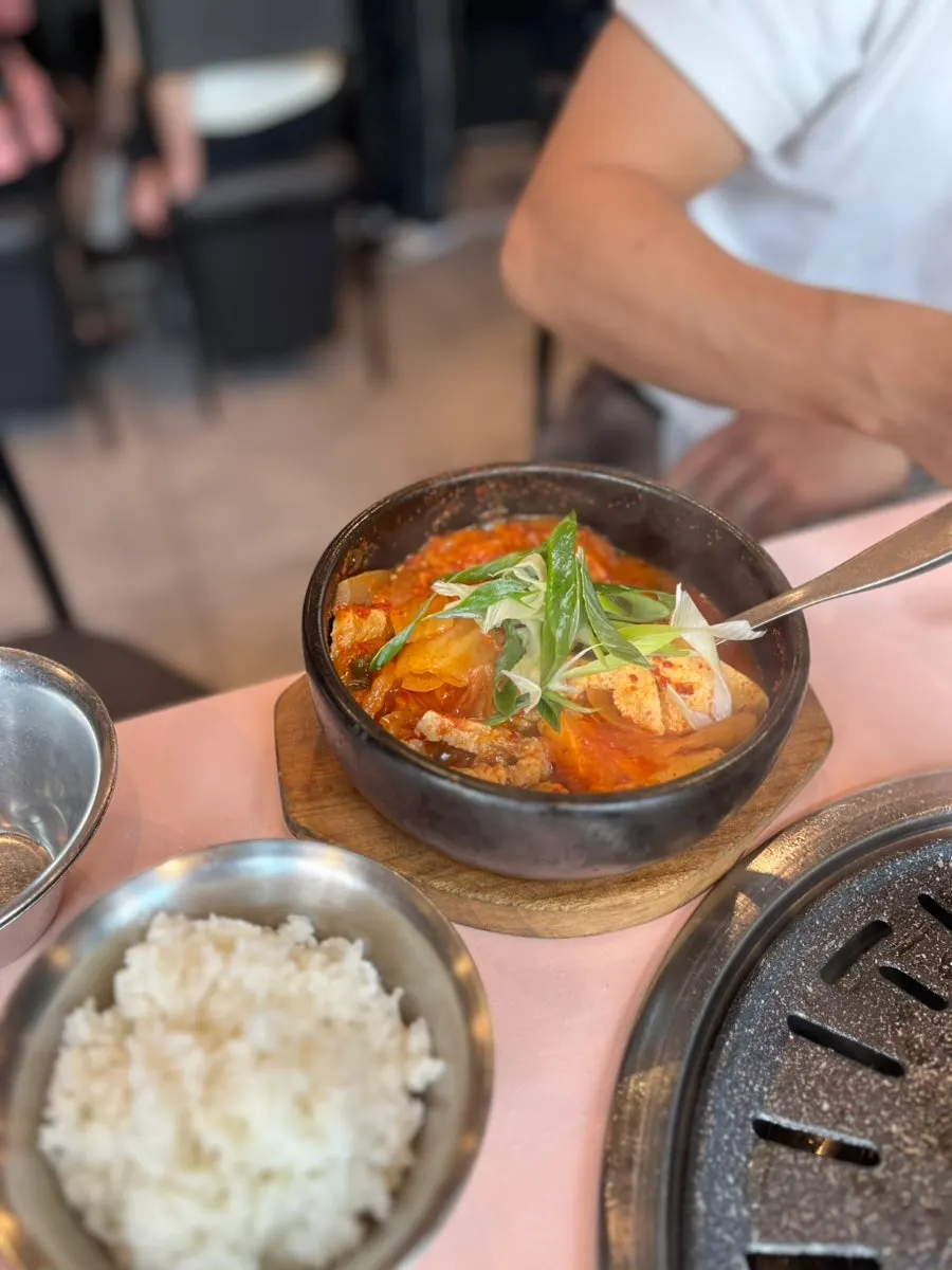 추가 주문한 김치찌개와 공기밥