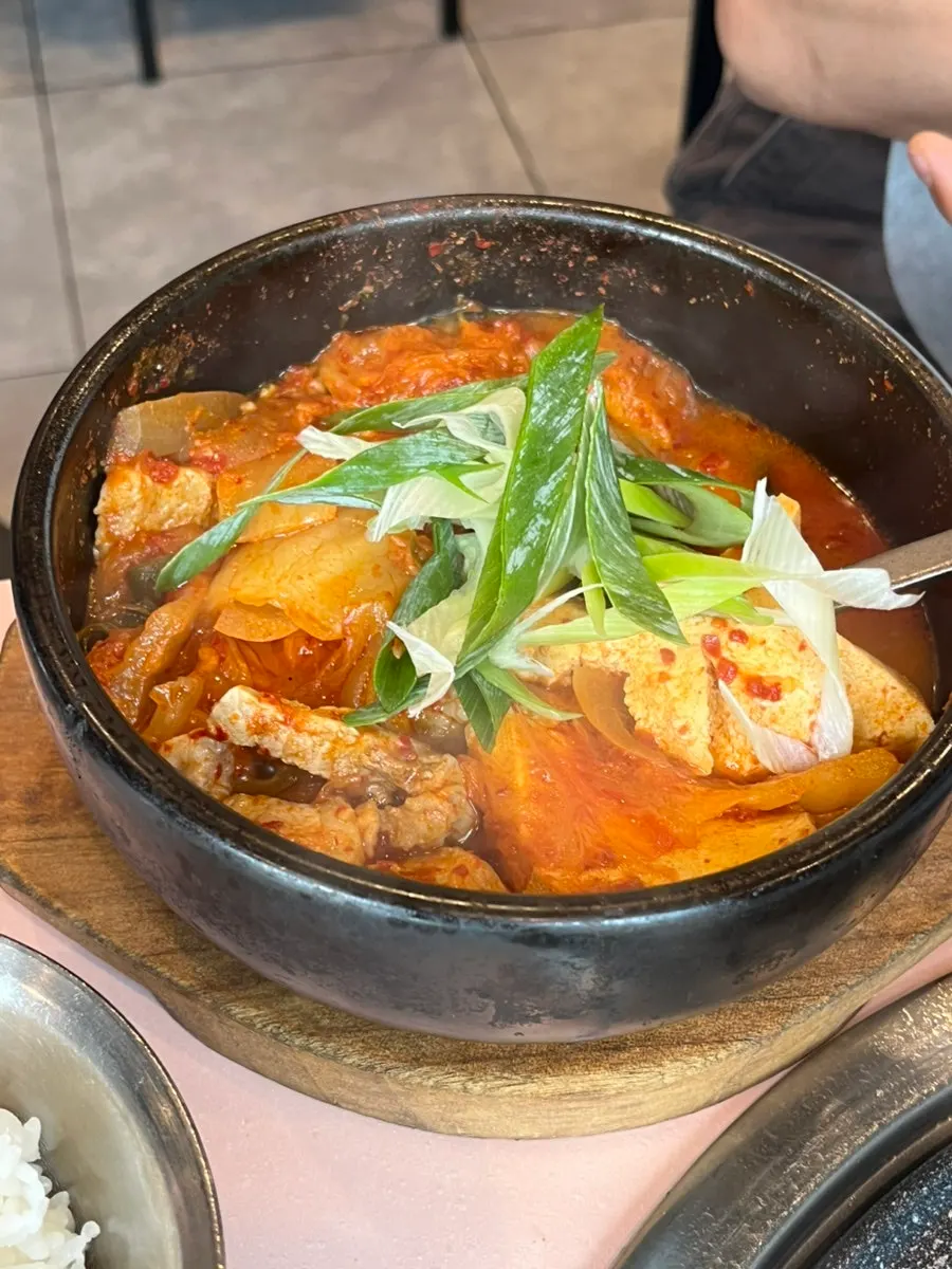 건더기 푸짐한 돼지맨숀 김치찌개