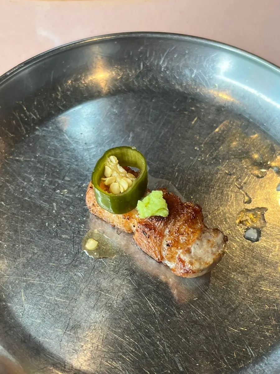 밑반찬과 함께 먹는 삼겹살 한 상
