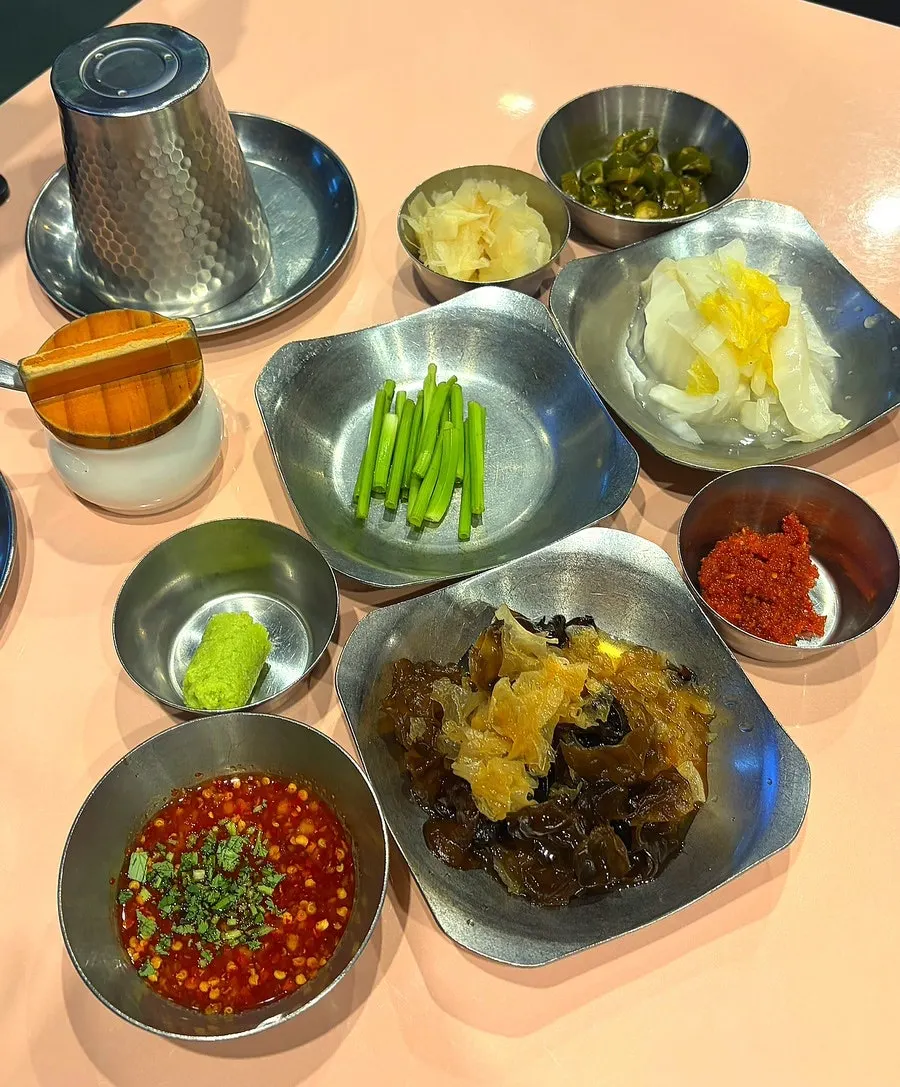백김치와 목이버섯, 고추장아찌, 특제소스 밑반찬