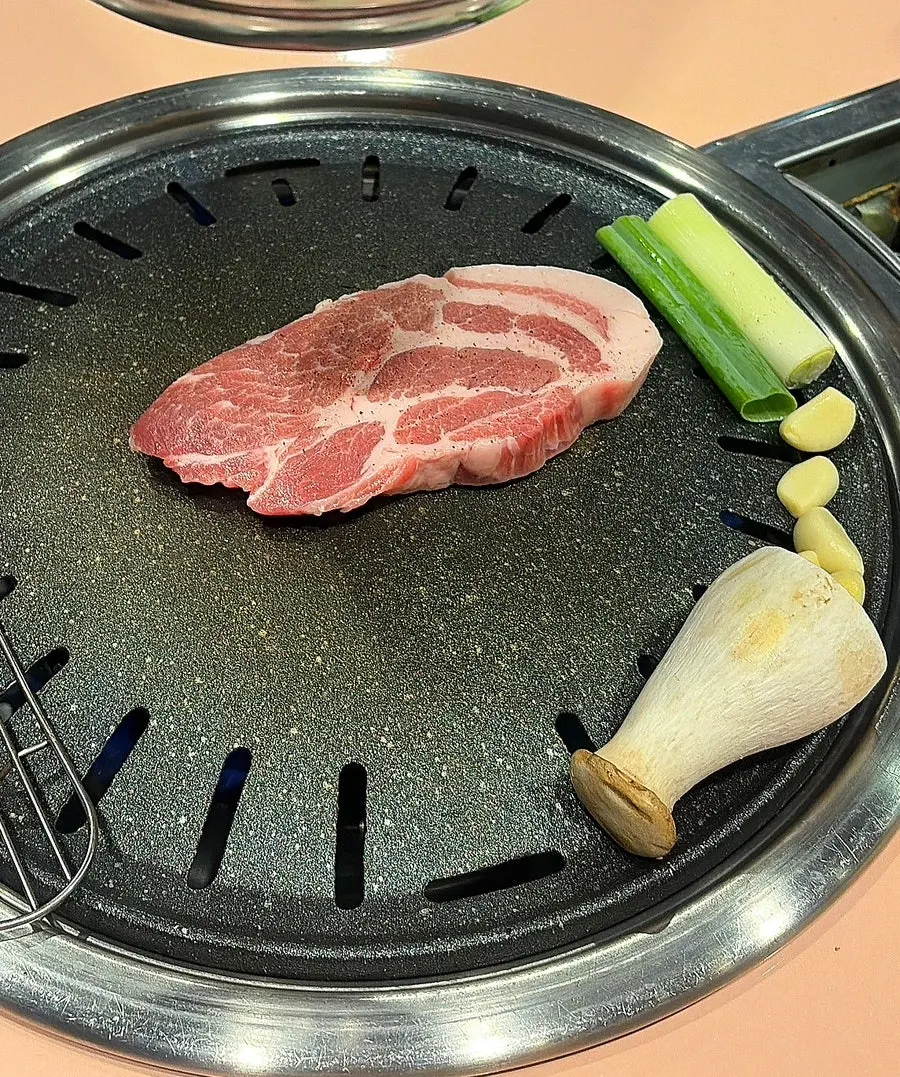 불판에 올라간 한돈 삼겹살
