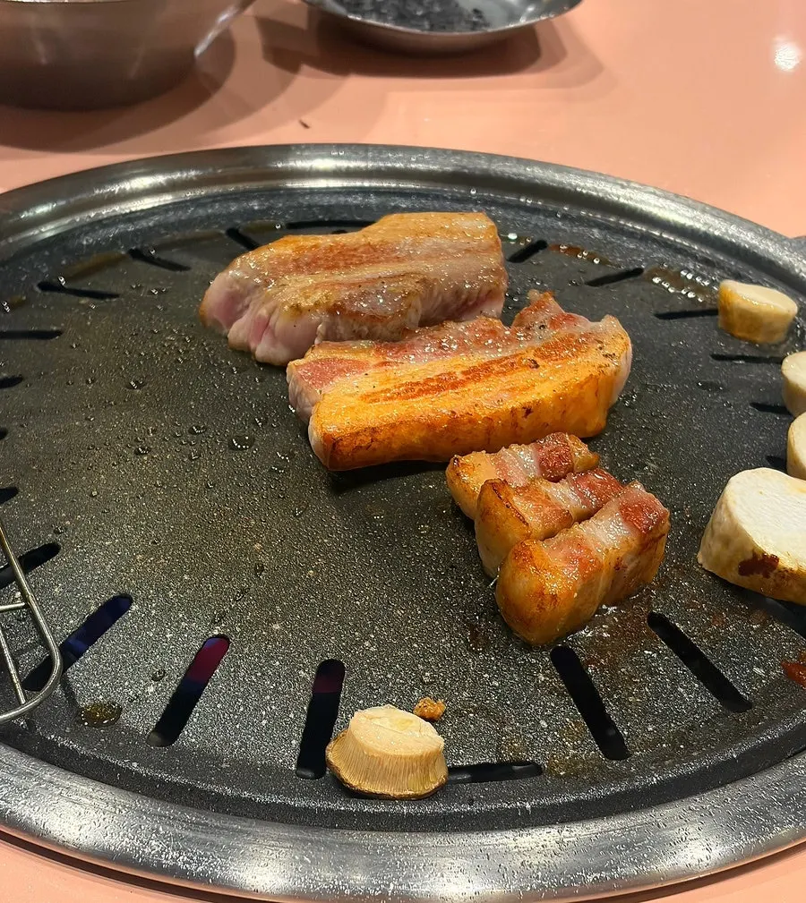 한돈 삼겹살과 인생목살 생고기 접시