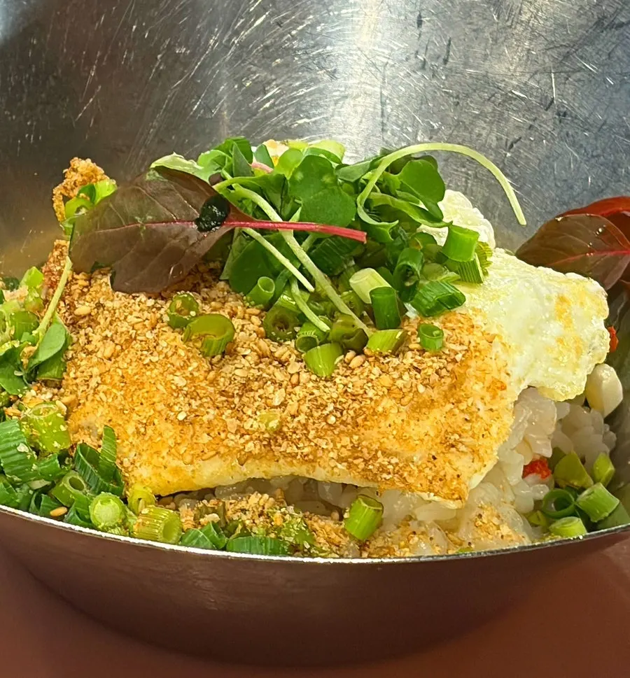 참기름과 계란을 넣어 비빈 청어알비빔밥