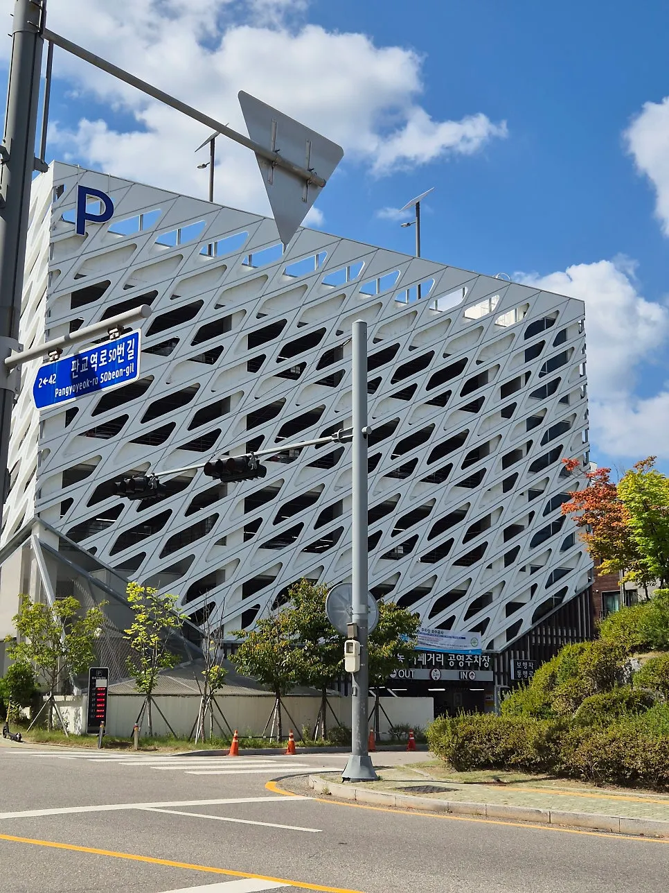 Street view of the Baekhyeon-dong café street in front of Andover