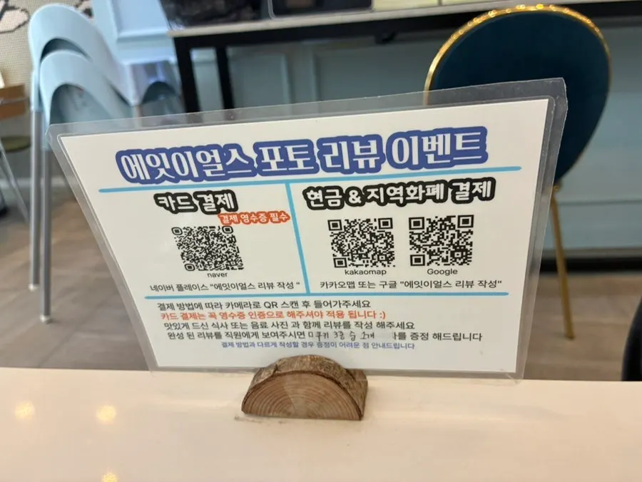 통창과 화분이 있는 개방감 있는 홀