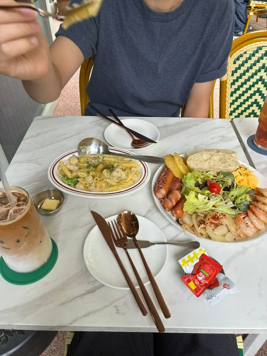 테라스 앞 산책로 풍경