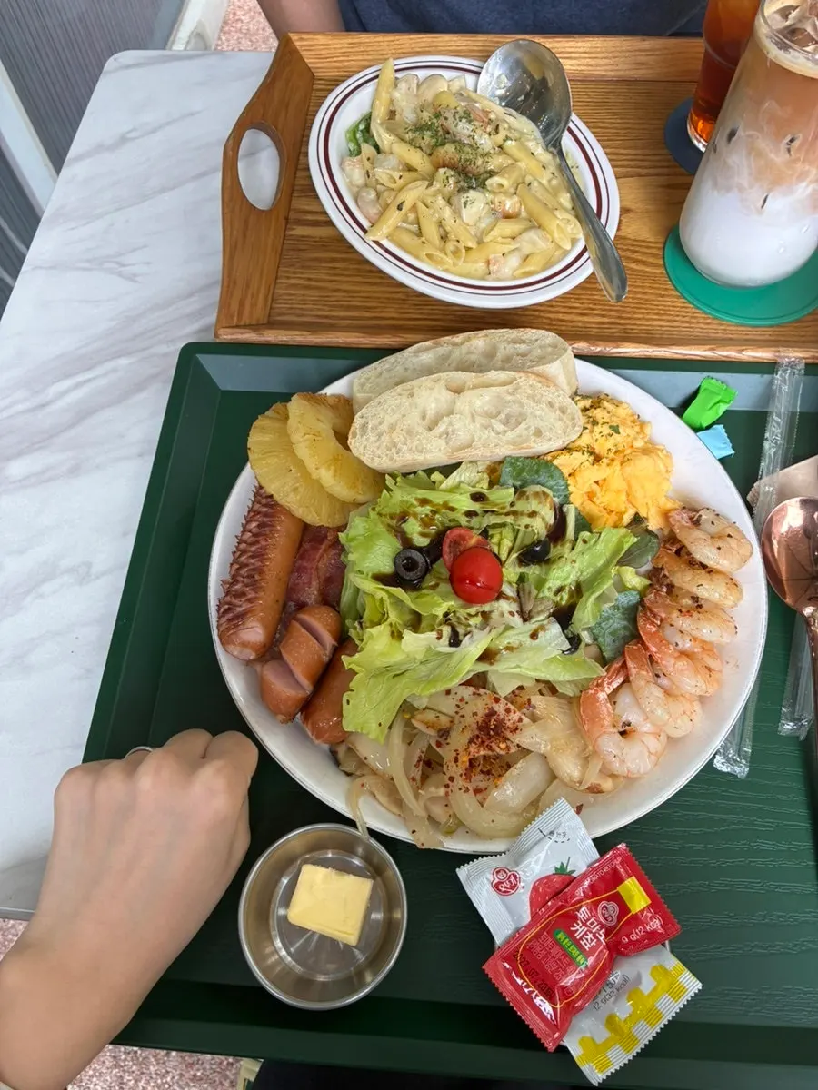 함께 나온 케첩과 딸기잼