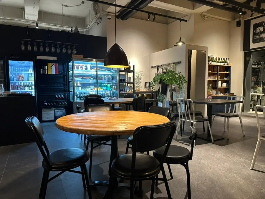 조명이 켜진 앤도버 야외 테라스