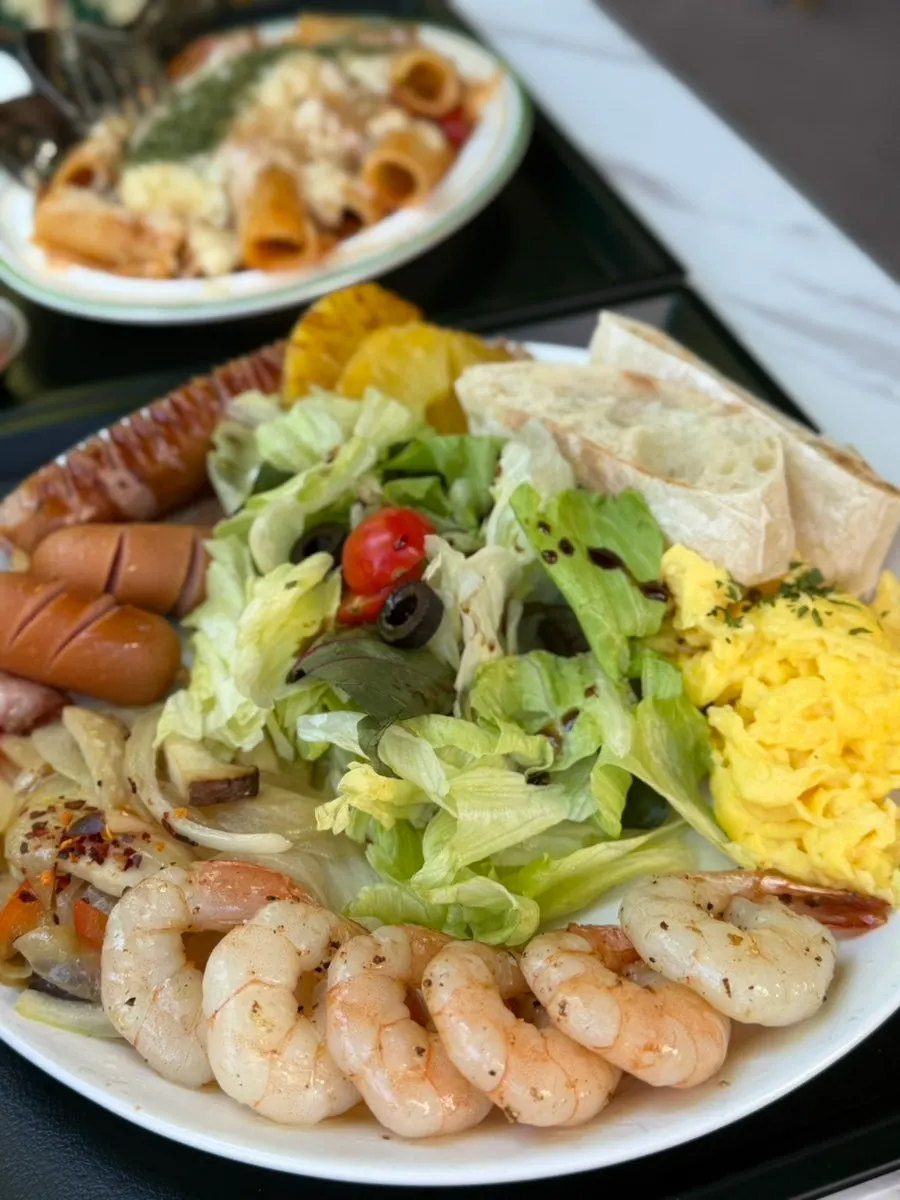 접시 한쪽에 넉넉하게 담긴 통통한 새우