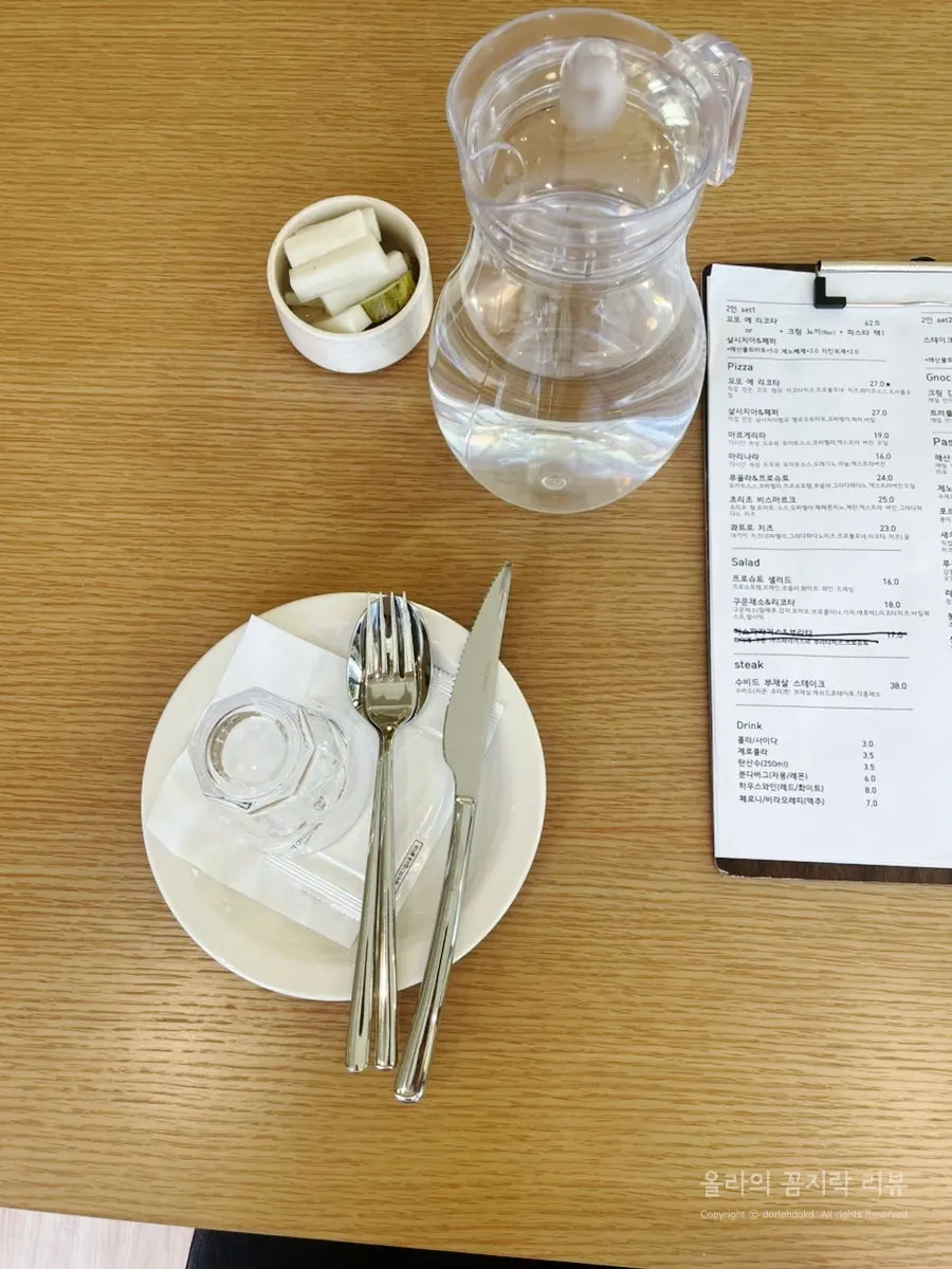 Menu page listing pasta and pizza dishes