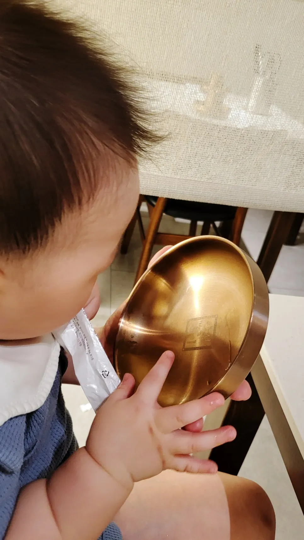 식탁 위 그릇을 신기해하는 아기