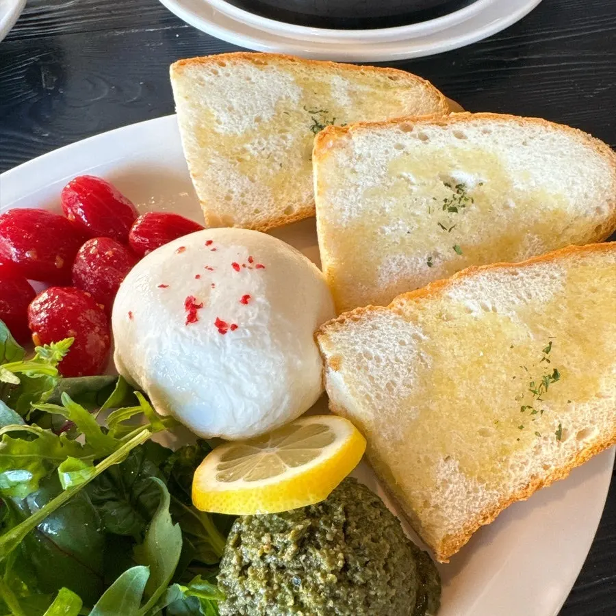 Basil pesto and burrata salad