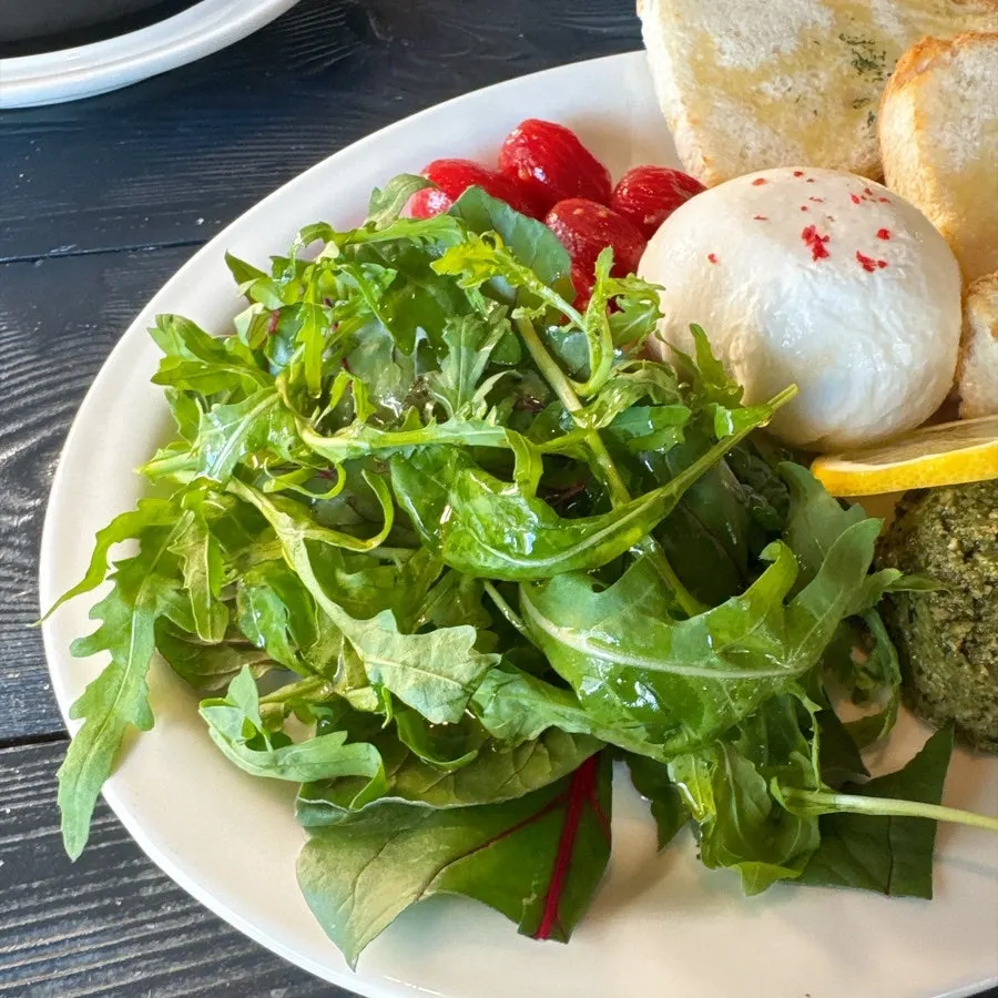 Basil salad with baguette