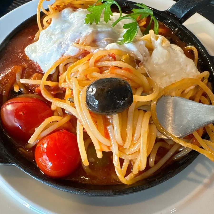 Pasta with tomatoes and olives