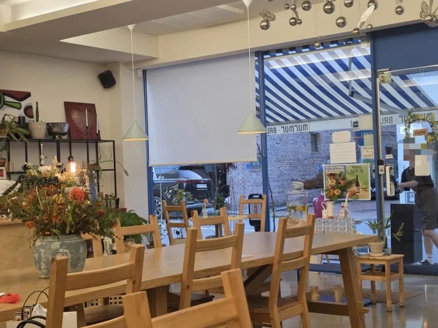 Bright, colorful interior of Meolmeol Pangyo