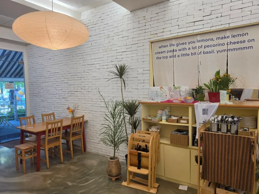 Table and seating arrangement at Meolmeol Pangyo