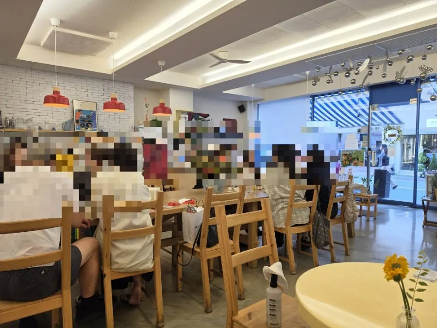 Meolmeol Pangyo dining hall with guests on a weekend evening
