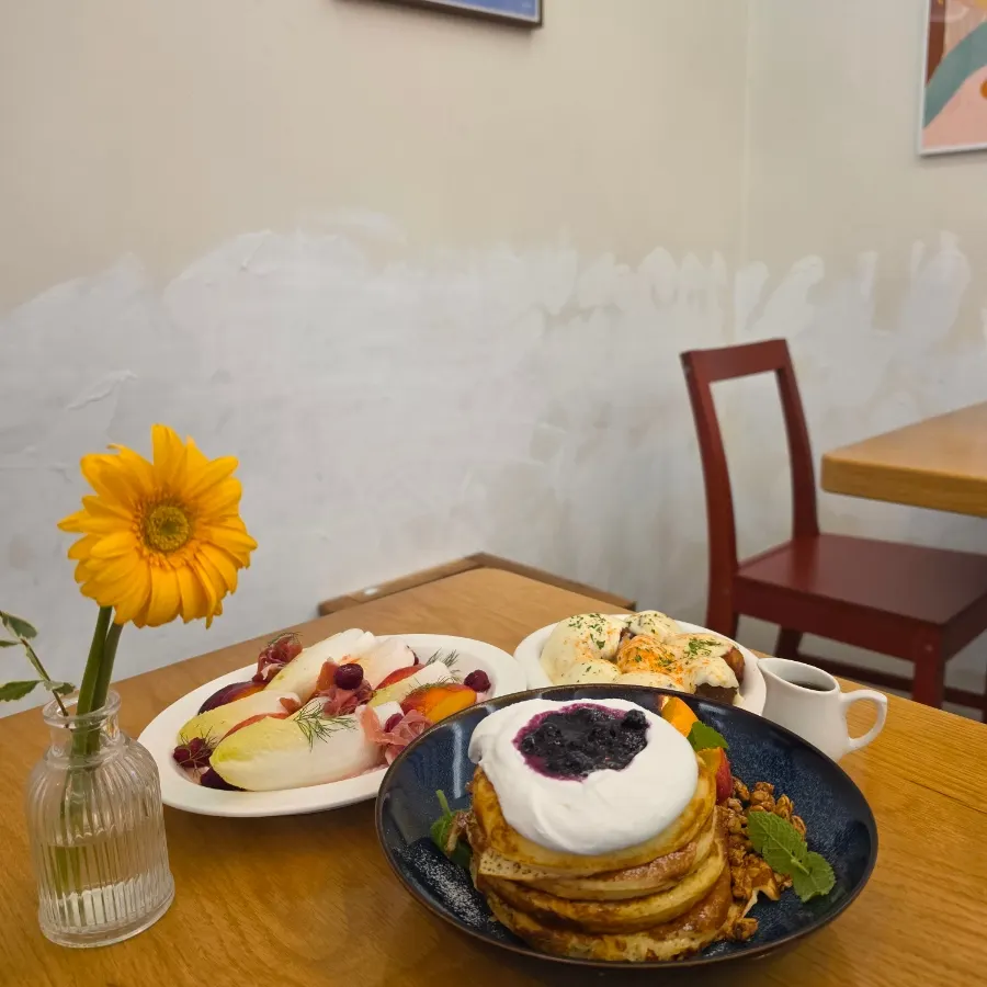Table setting for brunch at Meolmeol Pangyo