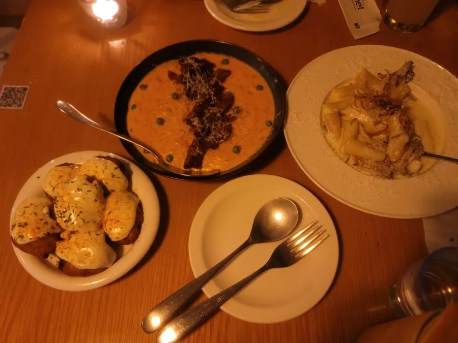 Table set with all four dishes at Meolmeol Pangyo