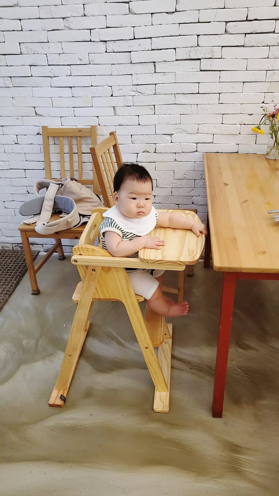 8개월 아기가 앉은 카페 아기의자