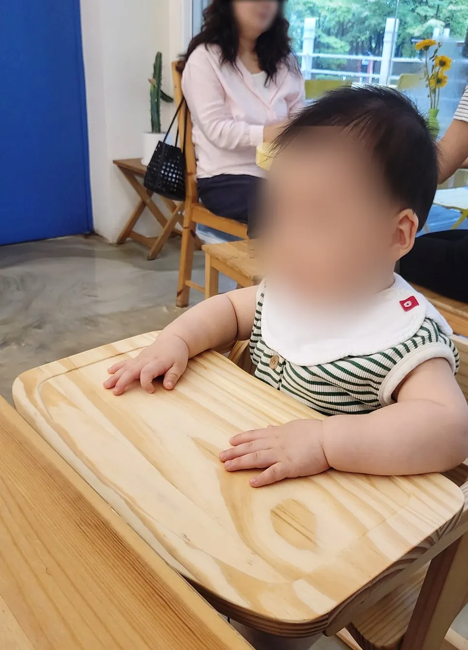 離乳食を食べる赤ちゃんとベビーチェア