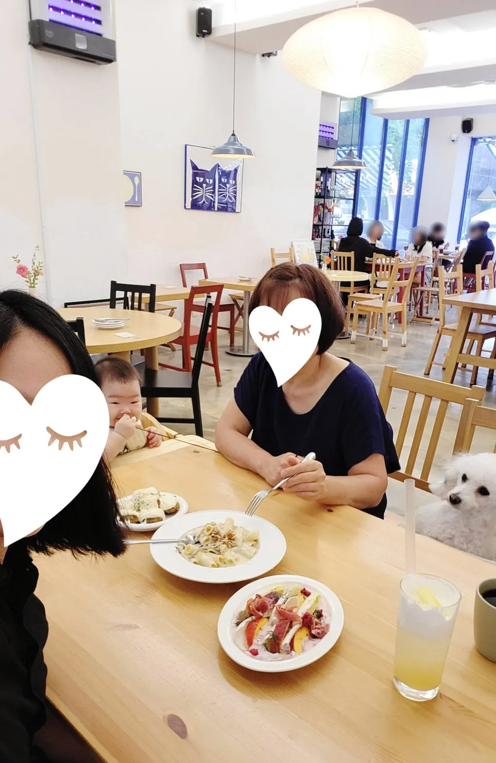 아기와 반려견의 브런치 카페 나들이