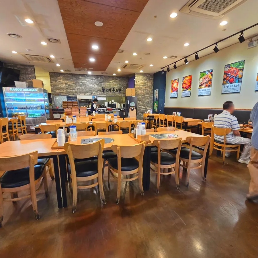 좌석이 넉넉한 불고기온소반 판교점 매장 내부