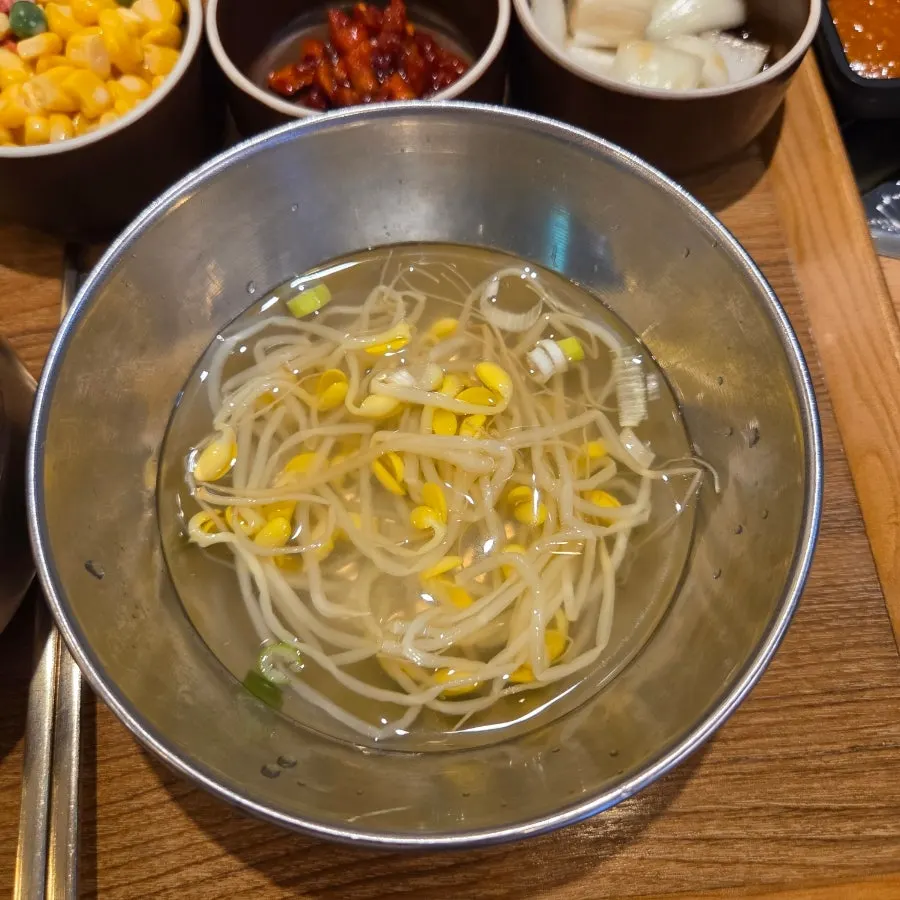 살짝 매콤한 콩나물국 한 그릇