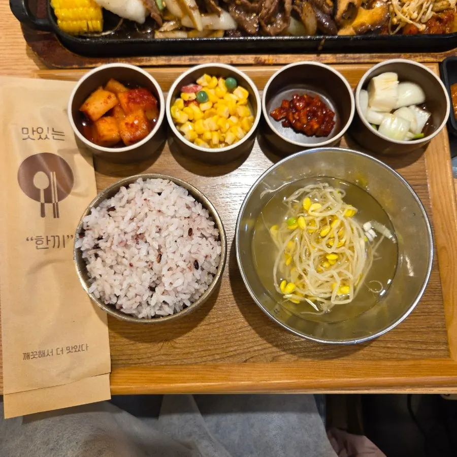 잡곡밥 위에 올린 마늘갈비살불고기