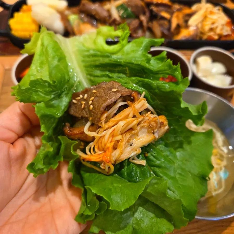개인 반상과 철판 불고기가 차려진 식사 자리