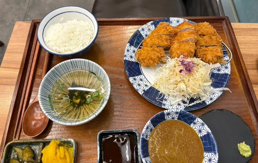 카레가 포함된 돈까스 한 상
