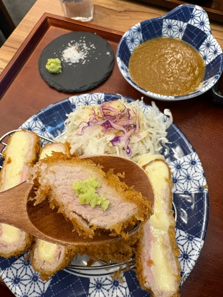 모짜렐라치즈카츠와 치즈 단면
