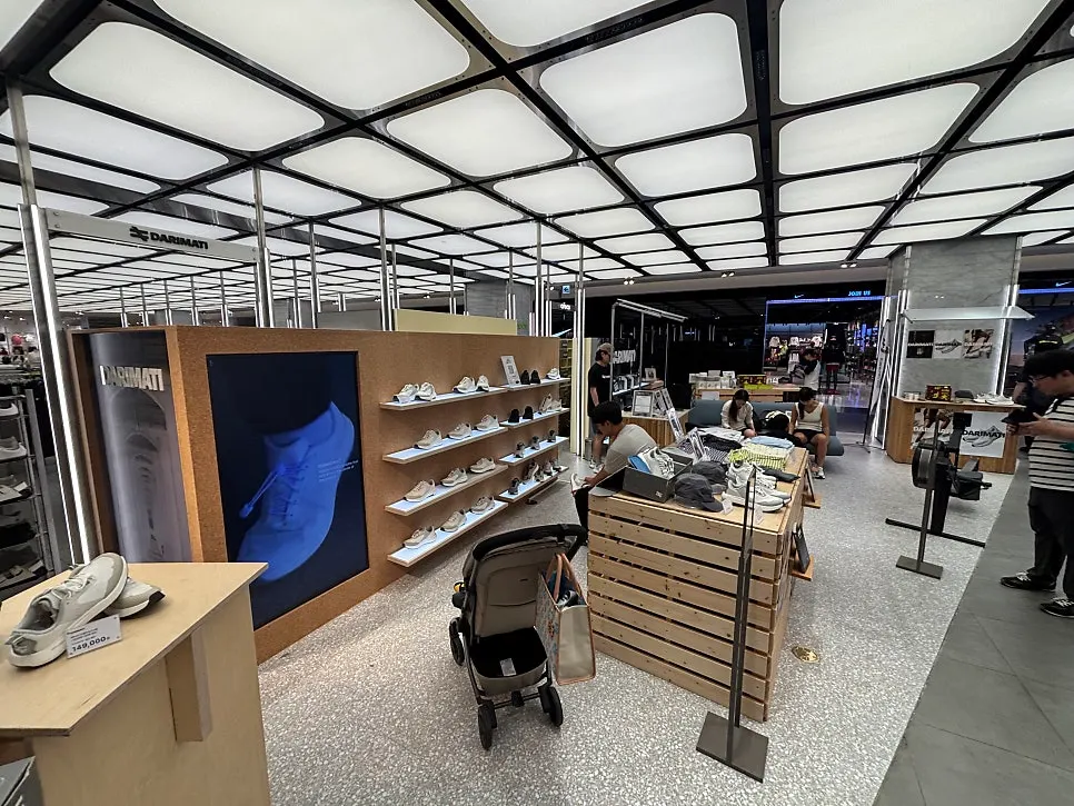 DARIMATI pop-up store sneaker display