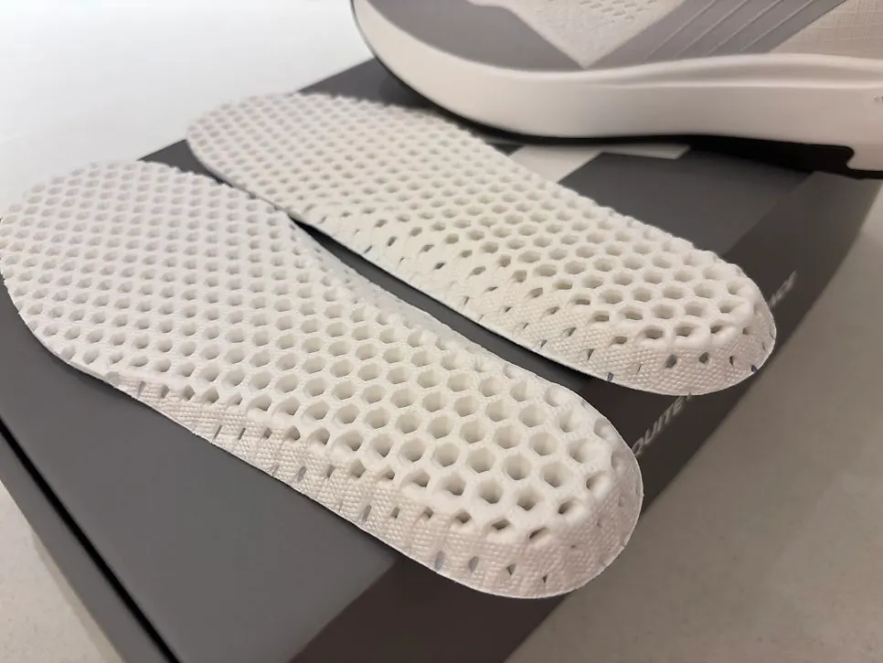 DARIMATI BR-001 sneakers being worn