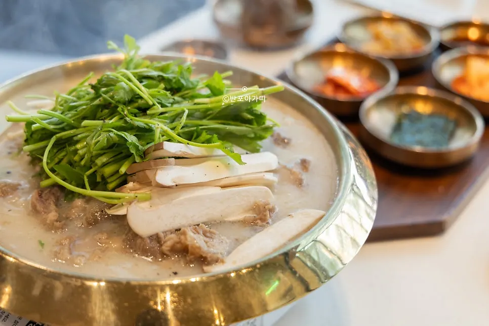 Full table setting of the gogani-suji hotpot for two