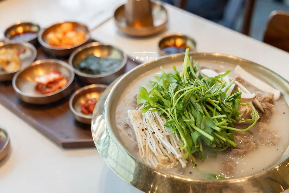 Gogani-suji hotpot topped with mushrooms and water dropwort