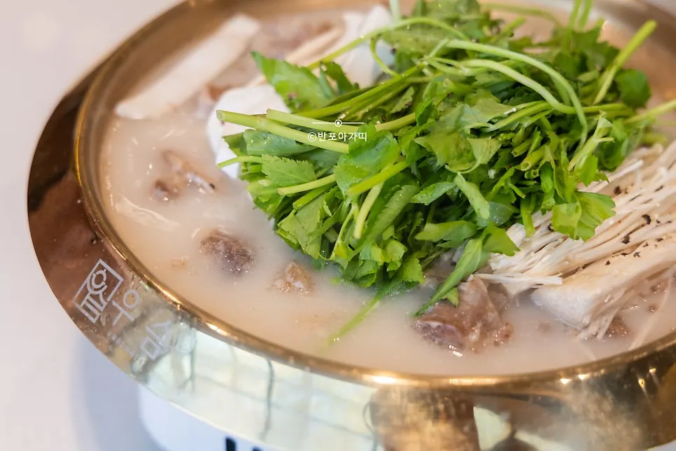 Close-up of the milky broth in the gogani-suji hotpot
